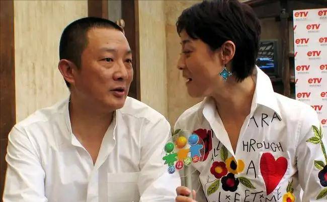 41岁宋佳携对象聚餐,头戴鸭舌帽打扮低调,被男友人搭肩显亲密_王伟