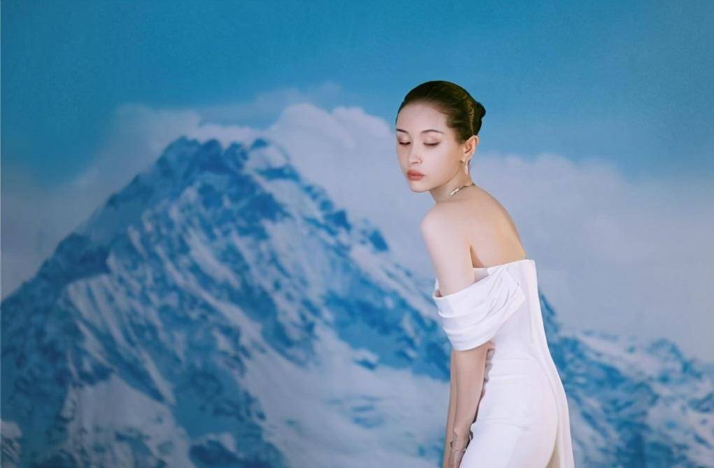 37岁王子文的面条裙火了,当抬起胳膊那一刻,我看到了啥?