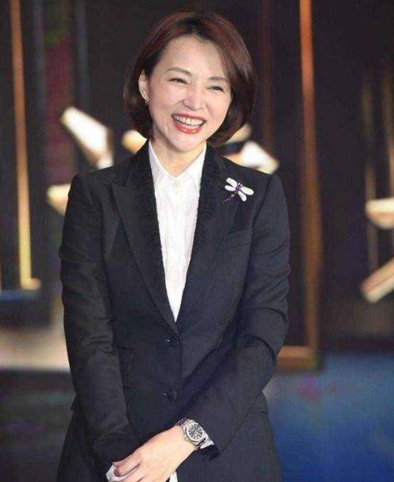 董卿身体状态令人担忧,出席会议面色憔悴,动作缓慢小心翼翼_舞台_网友