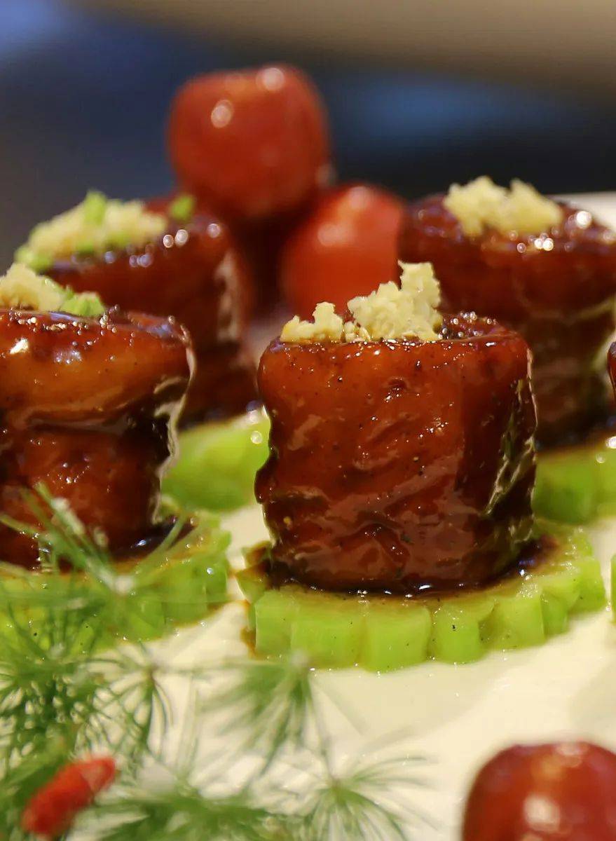 这里是八大菜系之首鲁菜的发源地,葱烧海参,九转大肠,四喜丸子,爆炒