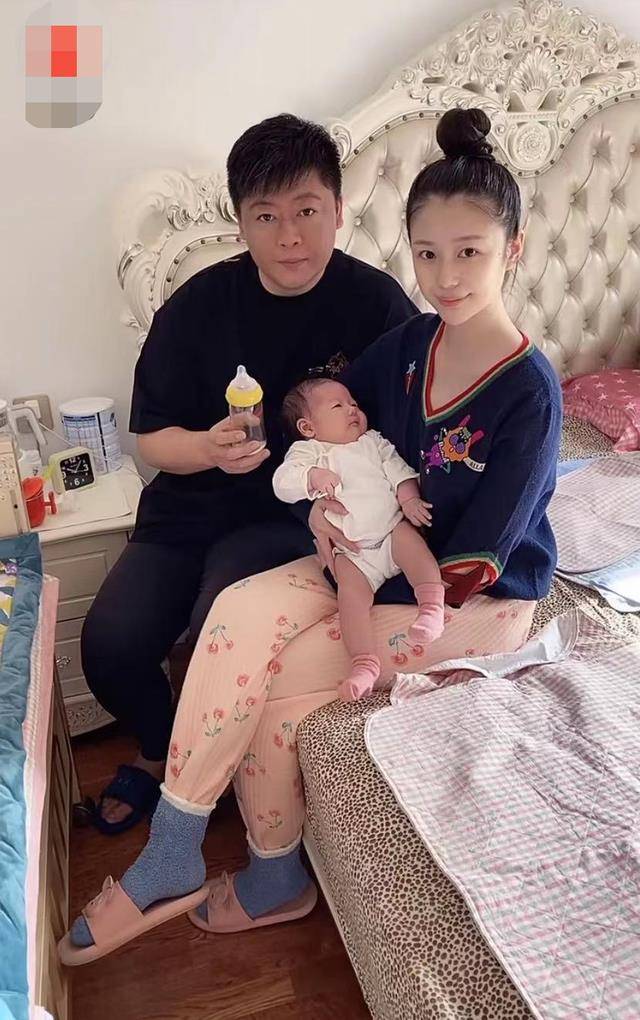 谢永强与小12岁娇妻晒娃,大人穿毛衣让宝宝光腿,不喂母乳引争议