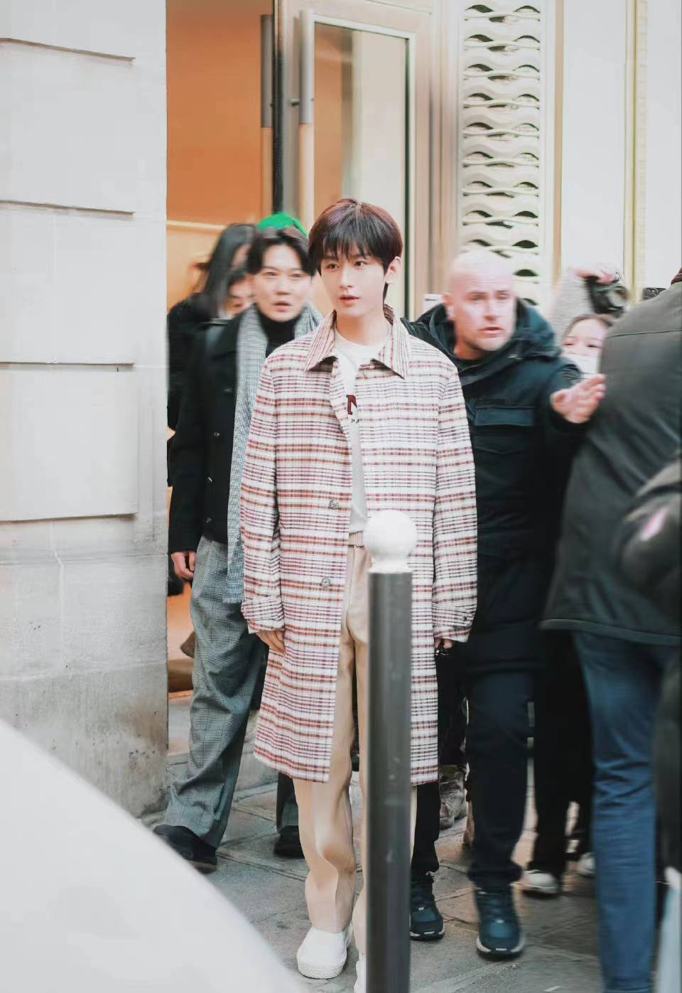成毅巴黎时装周探店随拍,穿格纹风衣配卡其色长裤,帅气有型_时尚_白色
