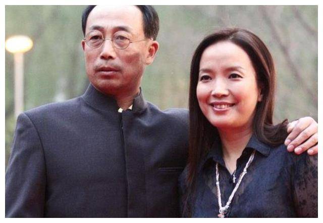 孙海英捡垃圾被嘲后,晒百万豪车炫富,帮拒签人士移居美国_生活_王