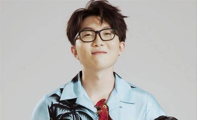 等综艺节目导演的谢涤葵曾说过,自己高中的时候和龙丹妮,何炅是同学