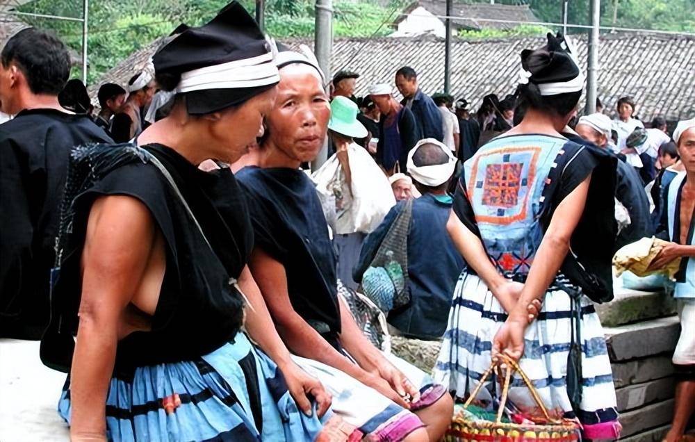 白裤瑶族女性服装为何如此开放?侧面无遮挡,难道不怕走光吗?