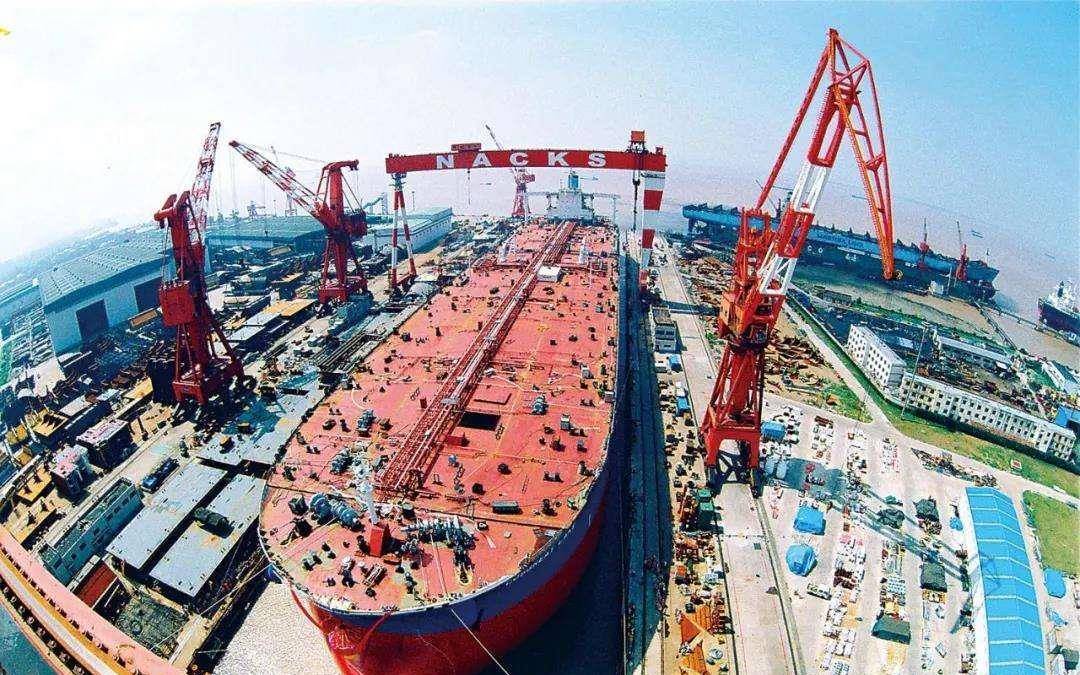 中国造世界最大矿砂船,可载40万吨矿石,一次装满6557节火车皮_船体