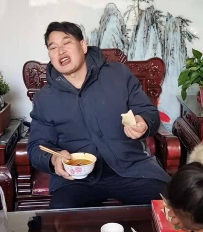 朱之文现身平价面馆吃饭,喝汾酒配10元板面,丝毫不在意拍客怼脸