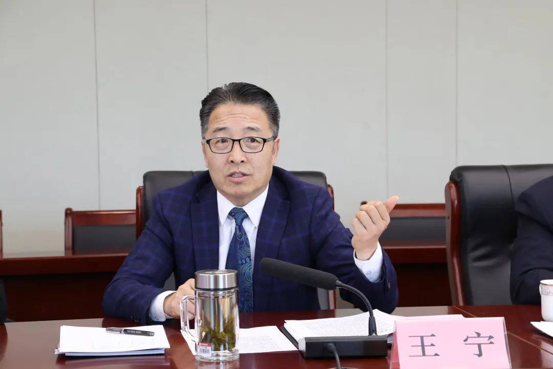 会议伊始,大兴区第一中学校长王宁致辞,他首先对北京建筑大学的领导和