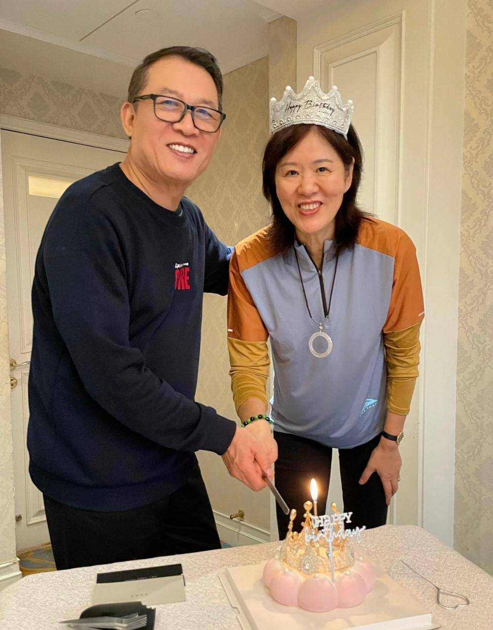郎平丈夫王育成:鉴宝专家甘做"家庭煮夫",再婚7年有笑有泪_白帆_排球