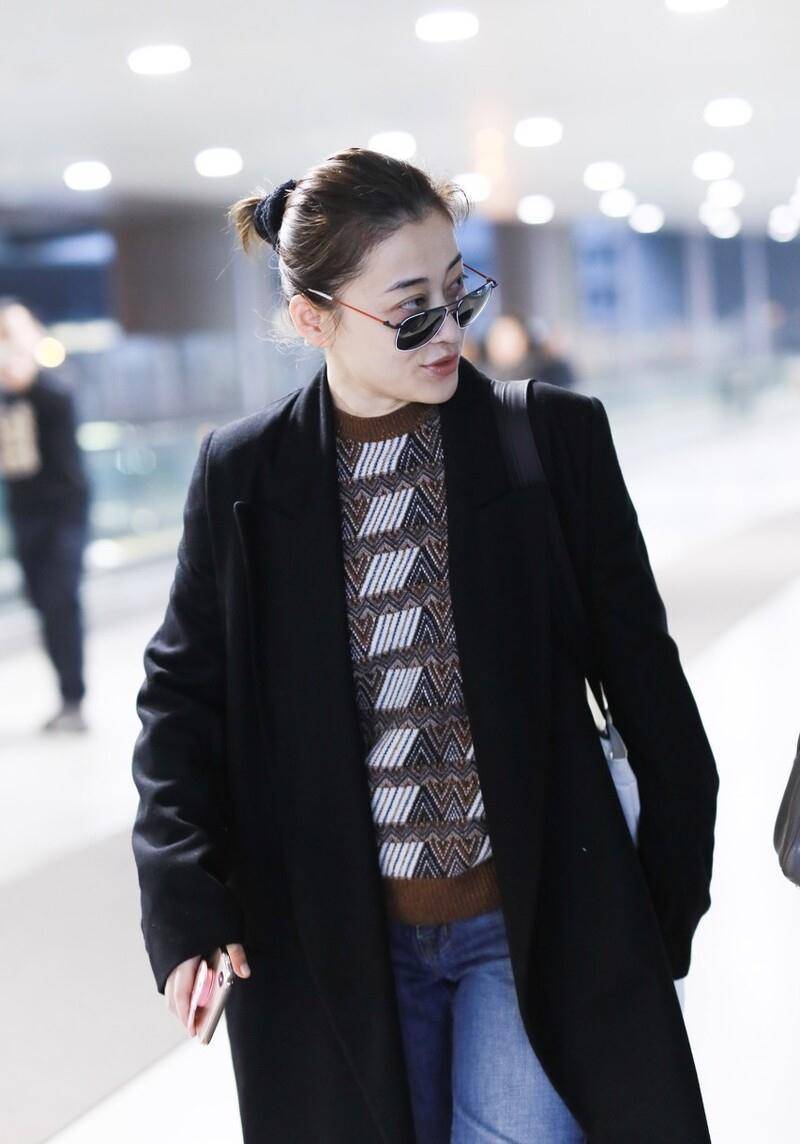 梅婷越来越时髦,黑大衣配牛仔裤飒爽有型,简约高级很保暖_黑色_经典