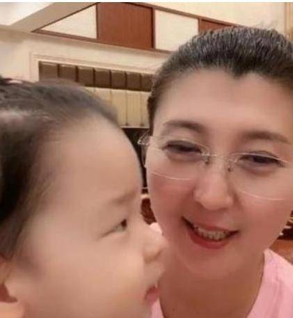 地方著名演员闫学晶:亲手拔掉父亲氧气管,45岁还坚持生下二胎_父母