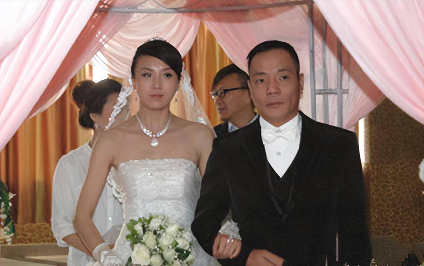与小19岁吉林妻子同框秀恩爱,女方身材高挑气质好_袁洁仪_孩子_一山