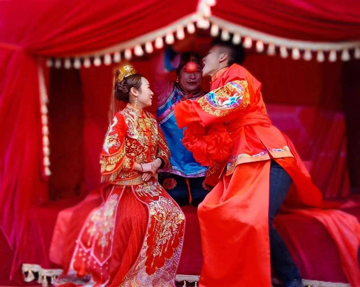 闹公婆也是适可而止,简单抹一下花脸,扎几个小辫子,用红色硬纸壳糊个