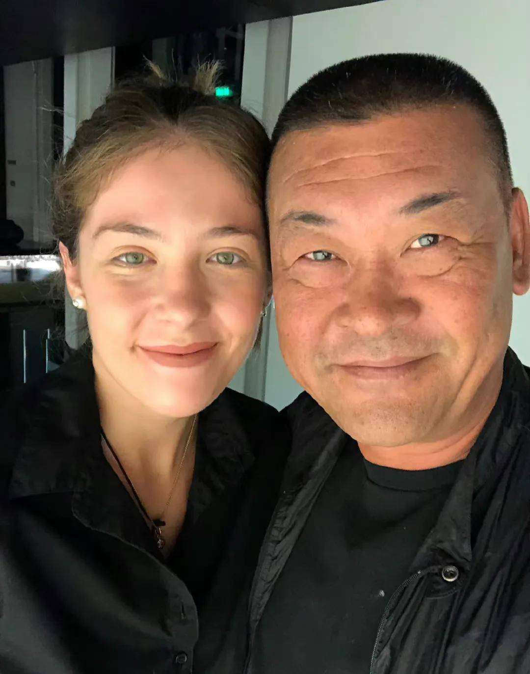 演员侯传杲:娶圈外妻子,结婚24年生一女,如今终获幸福_任淑文_化妆