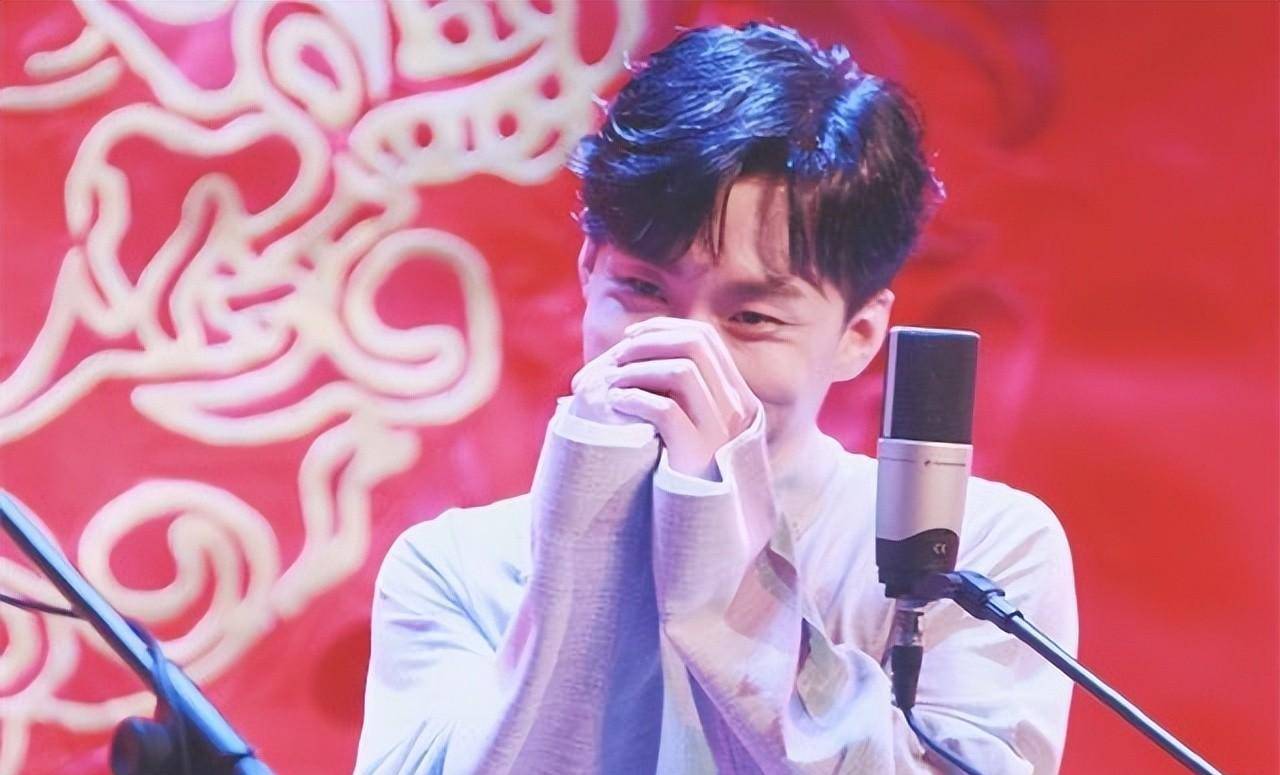 德云社何九华迎来36岁生日,庆生大屏幕打卡引热议,大华是真宠粉_观众