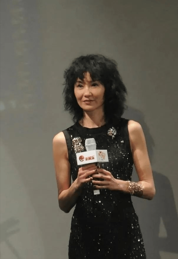 张曼玉真不适合穿修身裙,从侧面看瘦成一条"线",法令纹重显老_身材