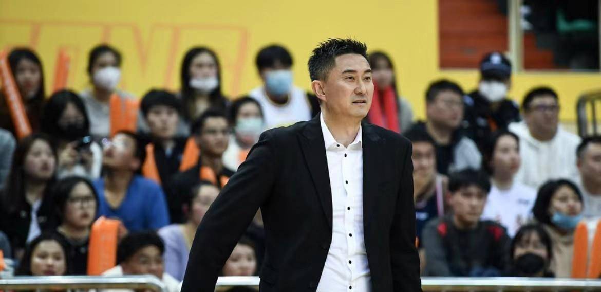 广东输球太冤?杜锋暴怒不满裁判,胡金秋干扰球遭无视,明显误判