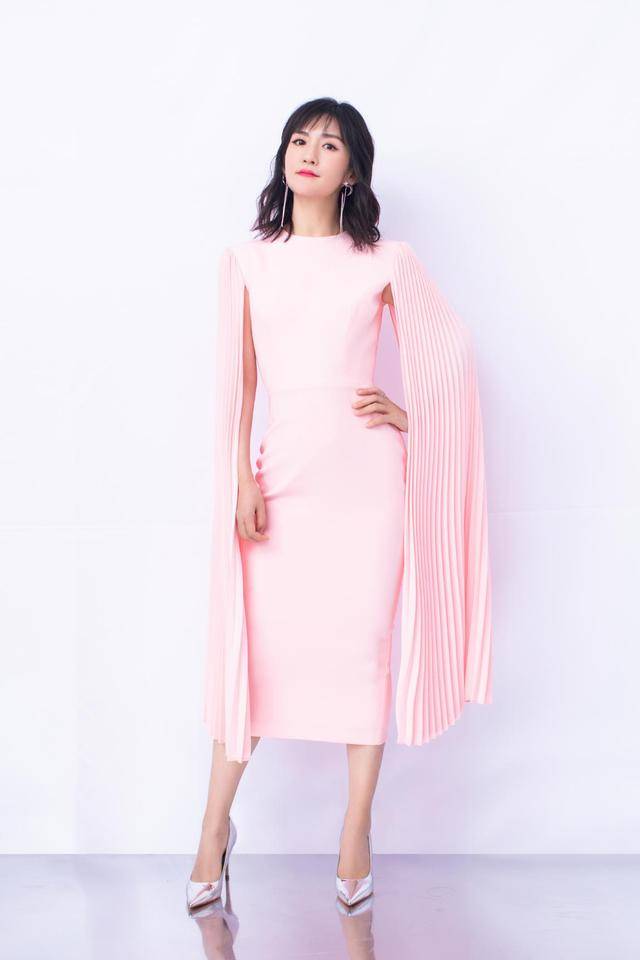谢娜当妈后状态真好,修身连衣裙勾勒曼妙曲线,张杰真是娶到宝了_粉色