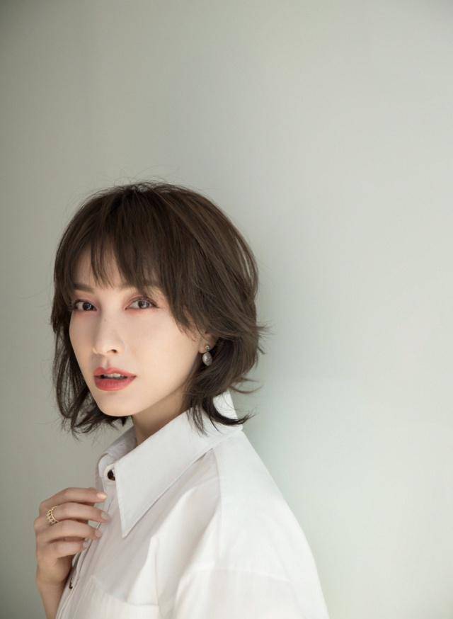 吴昕白衣优雅气质傲人,小清新融合御姐范,再现东北"赫本姿态_感觉