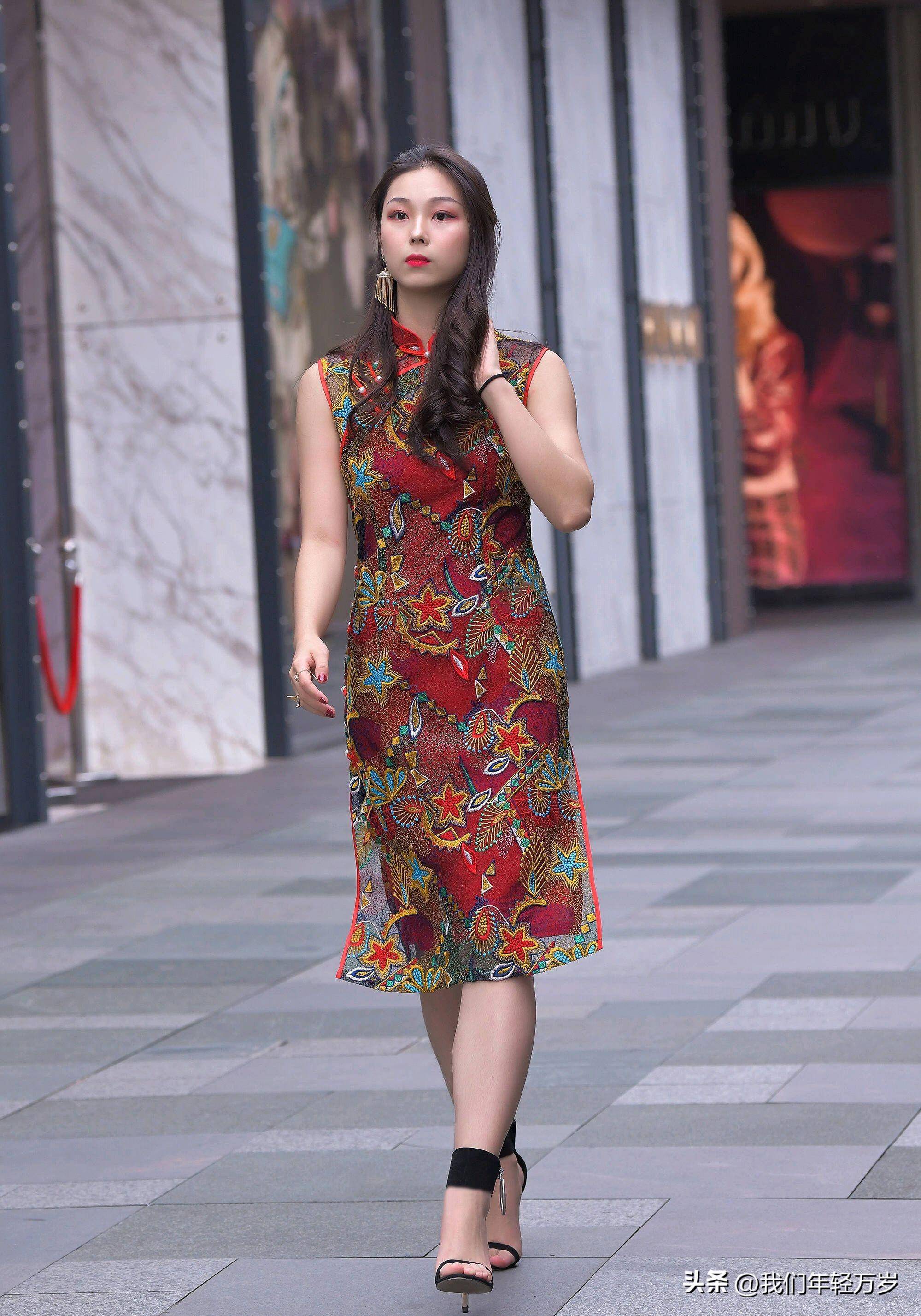 街拍- 旗袍美女挑战好身材,风情万种韵味十足,知性又迷人_感觉_剪裁