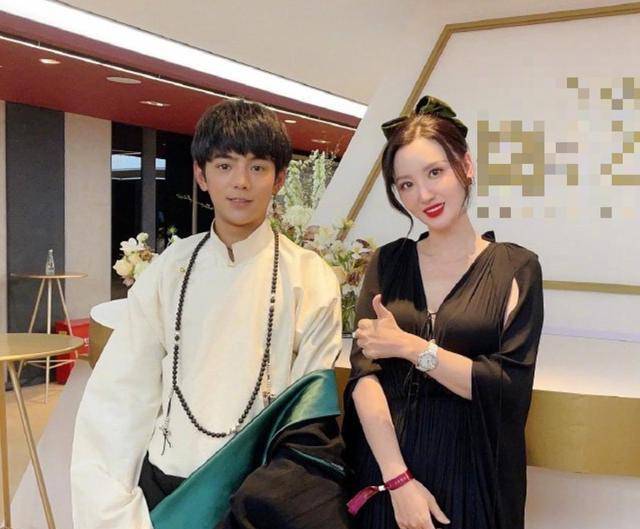 丁真首次走红毯,他穿上少数民族的服装清纯帅气,张