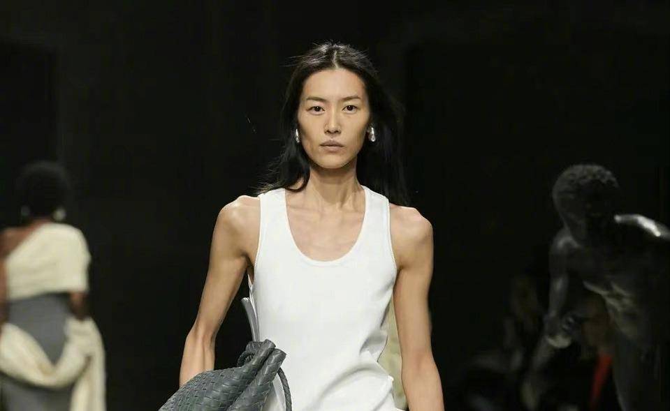 35岁刘雯最新走秀照曝光,脸颊凹陷皮肤下垂,瘦骨嶙峋状态不佳_身材