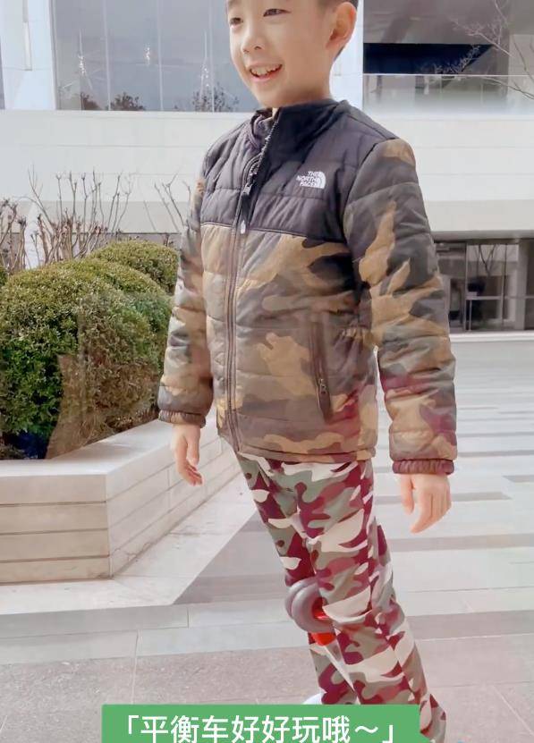 应采儿晒两儿子视频,身穿兄弟装像是同张脸_hoho_jasper_弟弟