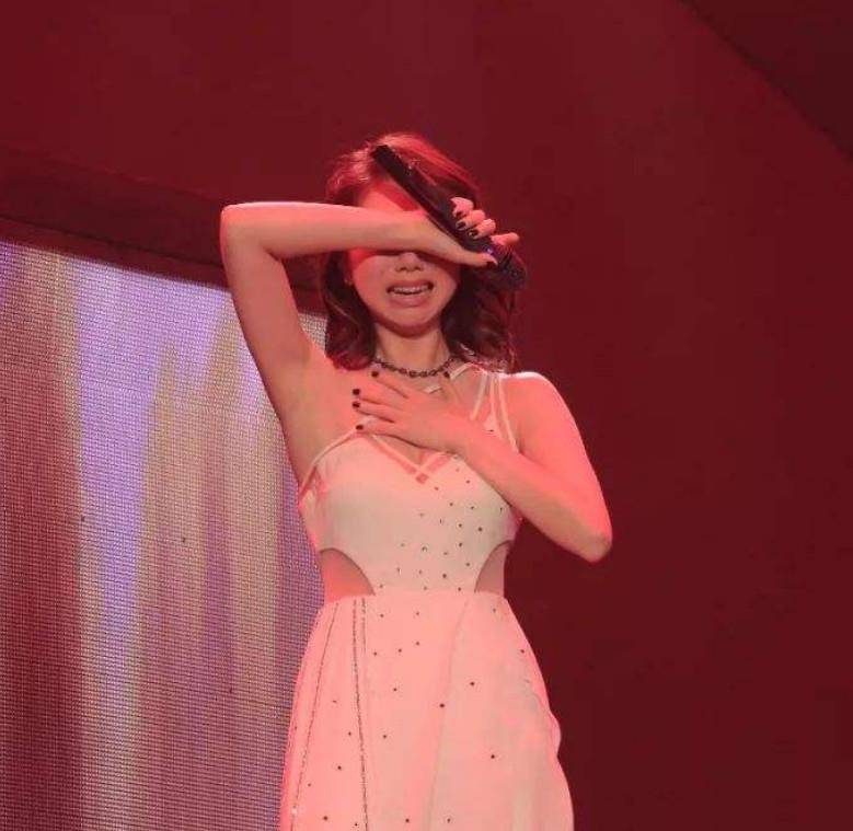 邓紫棋泪洒演唱会现场,积压已久的委屈顷刻而出,粉丝直呼心疼!