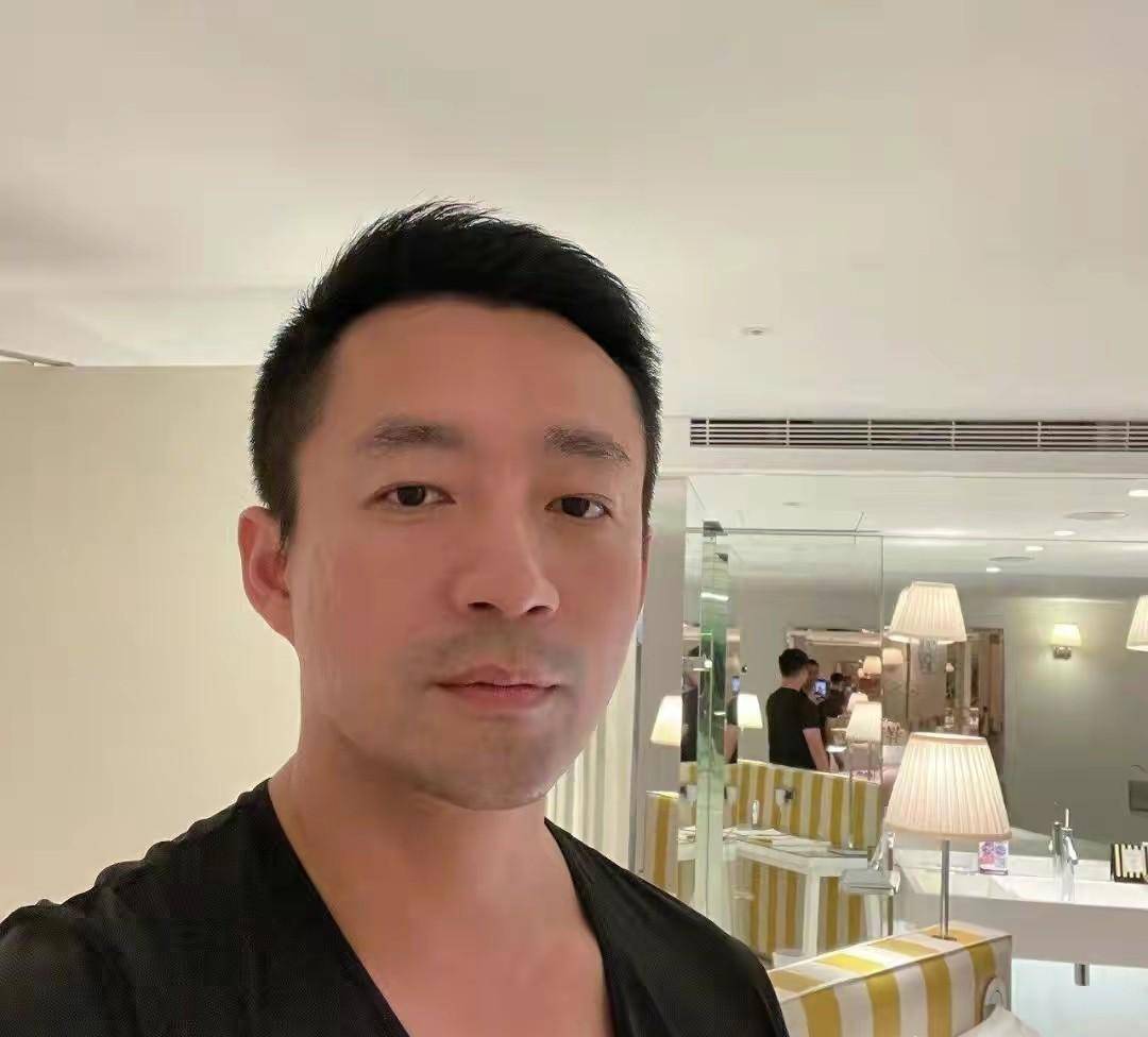 首先是汪小菲在5月21日发布了一组照片,内容为自己和朋友野餐的生活照