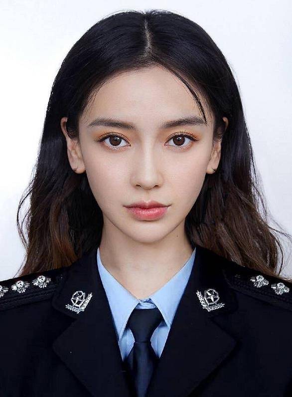 baby穿警装"证件照"遭疯传!