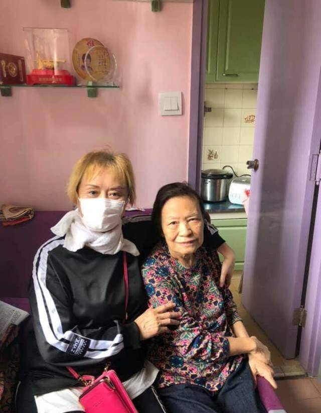 83岁余慕莲出院照曝光，抢救5个月严重消瘦，挥手感谢外界关心