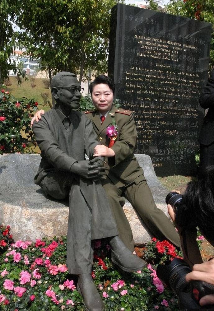 坎坷的数学家陈景润:病逝27年,妻子由昆现在怎样了?