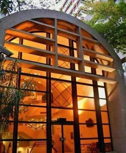 1989年妻子庄月明暴毙,同年李嘉诚建"月明楼",造型诡异只上不下