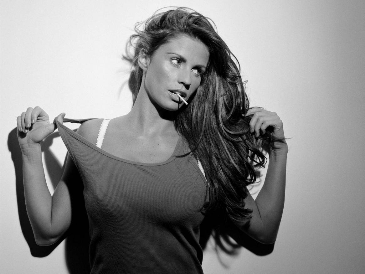 国外女星凯蒂手术前,不忘打着石膏硬摆造型_照片_katie_price