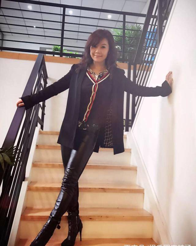 50岁周冰倩近照曝光,她的经典成名曲《真的好想你》,影响几代人_因为