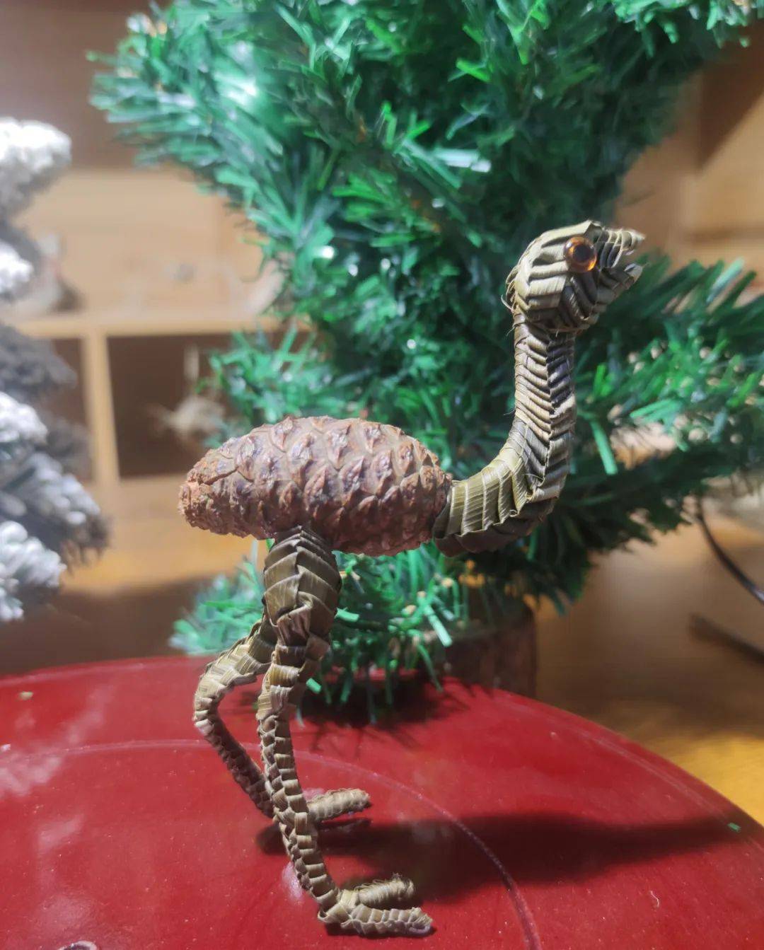 于棕编大师陈云飞为师,学习棕编技艺,其作品创新的融入了麻丝,粽叶