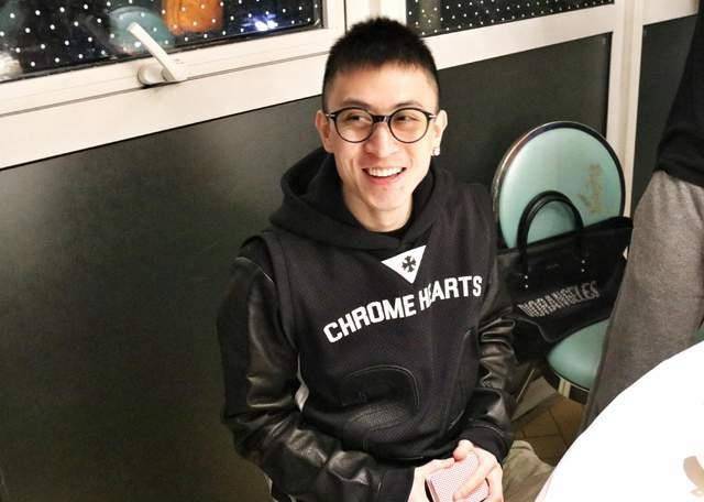 反正都没有我有钱,然而秦奋只是默默地在下面评论一句 那我呢?