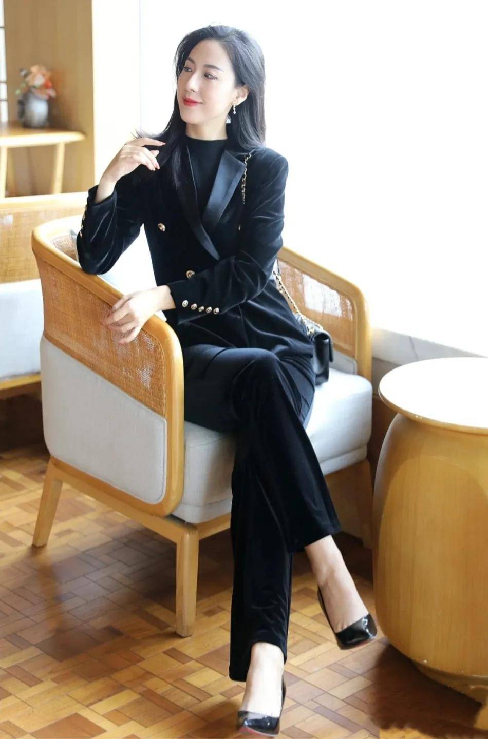 女生职业装穿搭系列之七,毛料黑色商务西装的质感特别好_女性_衣服_一