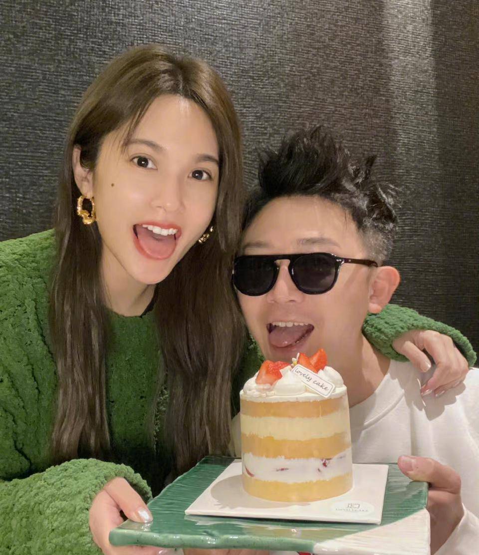 第三张是杨丞琳搂着金勤,两人共同拿着蛋糕,杨丞琳伸出舌头好可爱