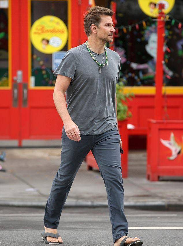 46岁的好莱坞男星布莱德利·库珀(bradleycooper)被拍到外出买早餐,一