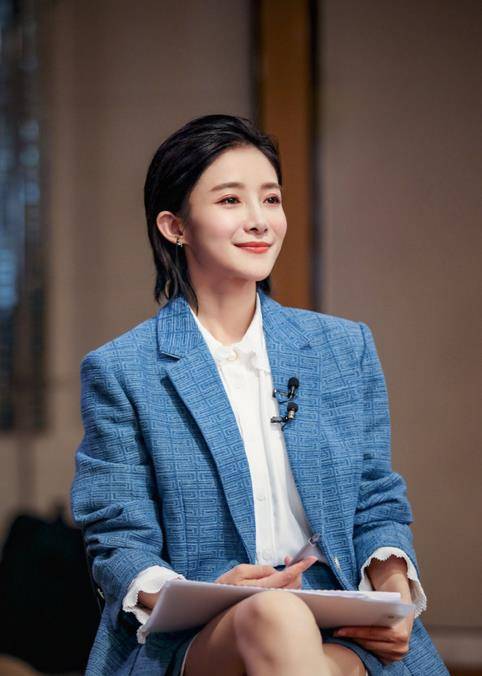 能唱歌会主持,曾获主持人大赛冠军,未签约央视的蔡紫的路还长_节目