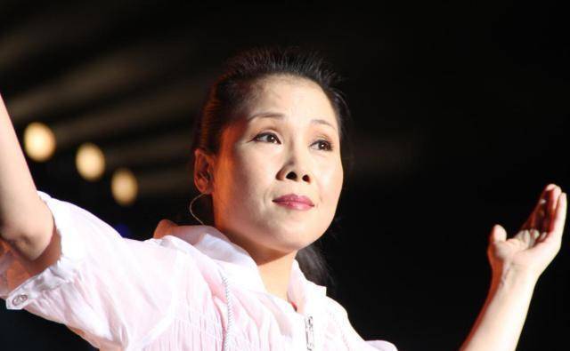 53岁田震近照曝光,皮肤白皙双马尾毫不显老,归隐田园生活幸福_那英