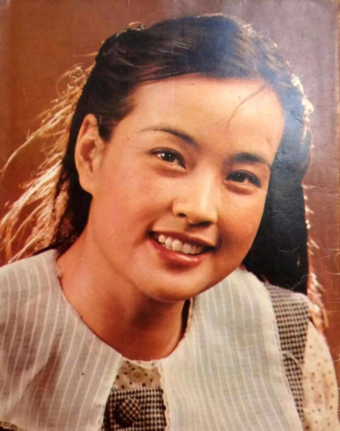 1984年第1期《大众电影》封面是电影《寒夜》剧照,潘虹饰演曾树生