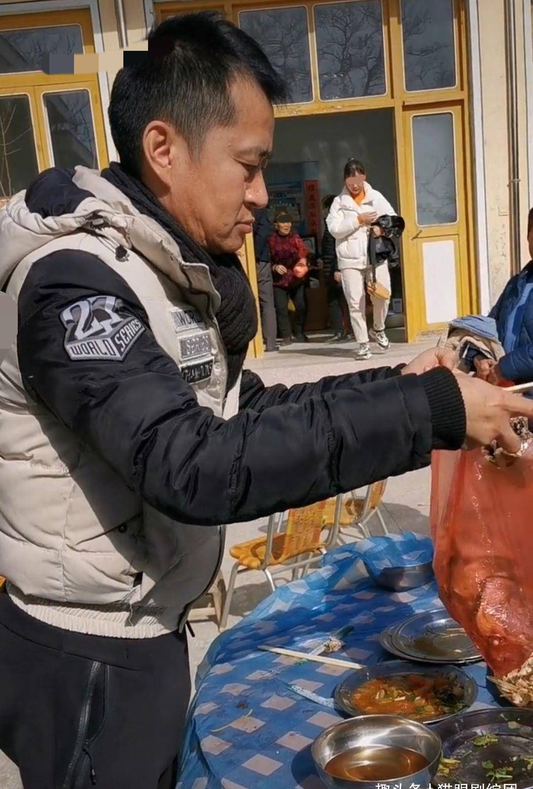 演员李嘉明贫困潦倒?打扮简朴现身农场吃酒席还打包别人的剩菜