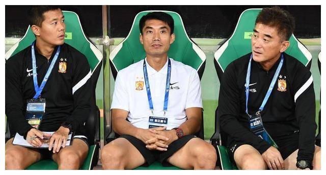 17-彭伟国),5-徐宏(12-饲养员),3-董礼强,14-李勇(11-李晓)足球前锋,7