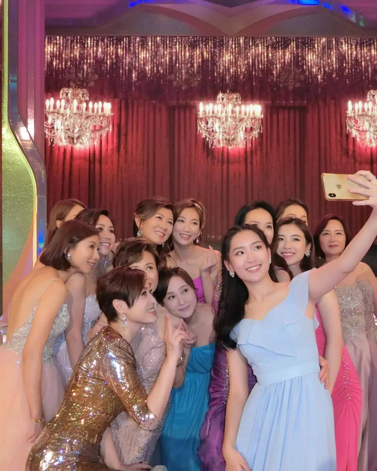 "港姐"陈法蓉穿金色亮片长裙现身《慧妍雅集》成立40周年_身材_设计