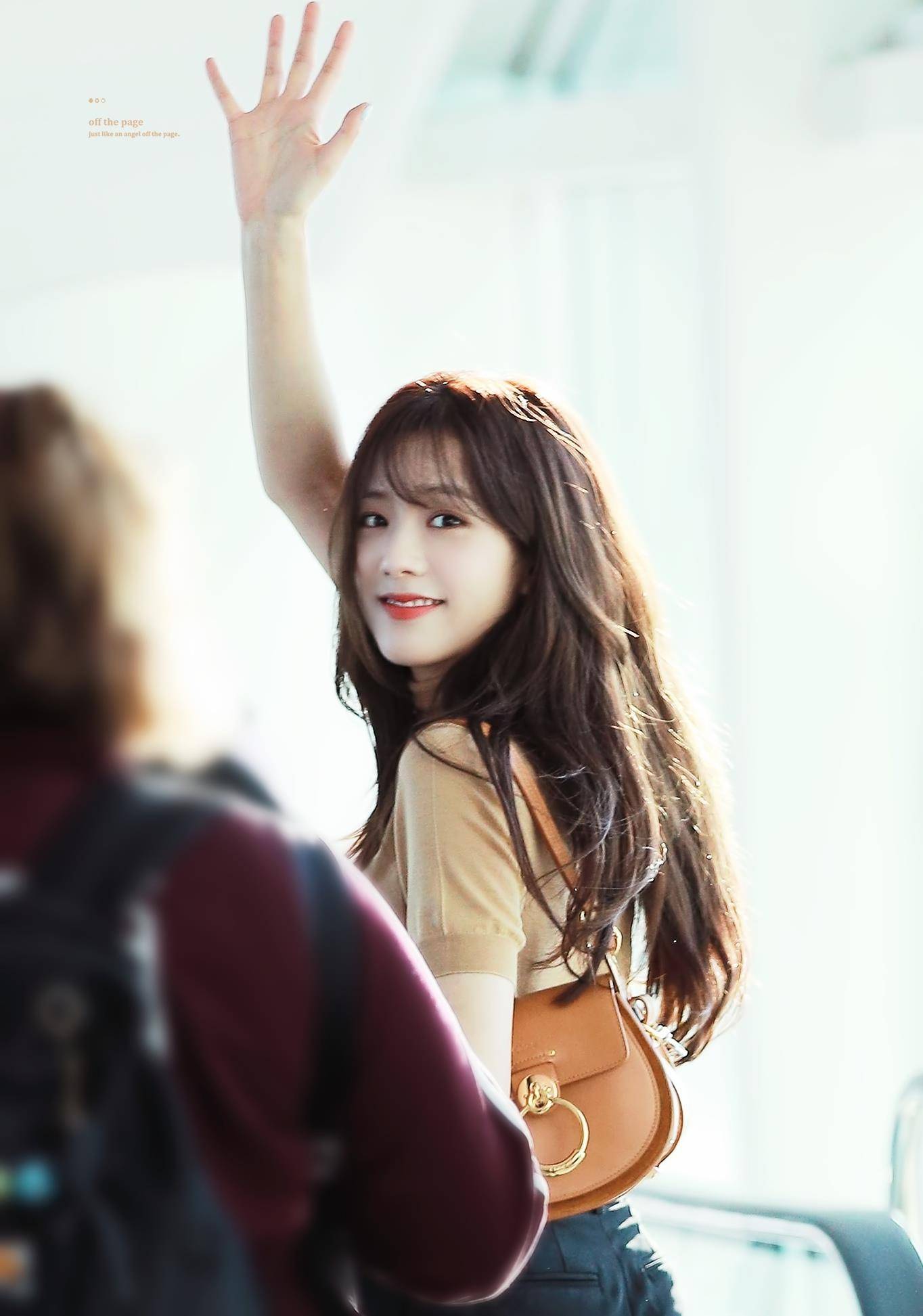 金智秀真的好漂亮,简单一件t恤穿得青春时尚,笑起来更撩人!