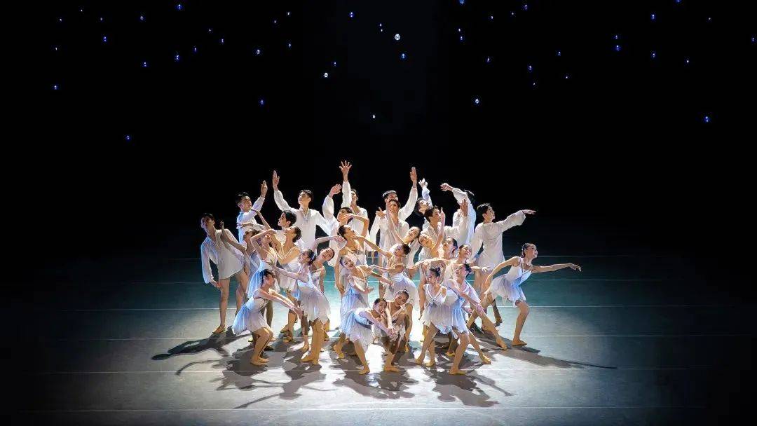 "一块砖""一滴水""一粒种""一线光"芭蕾舞蹈组诗《榜样》,是辽宁芭蕾