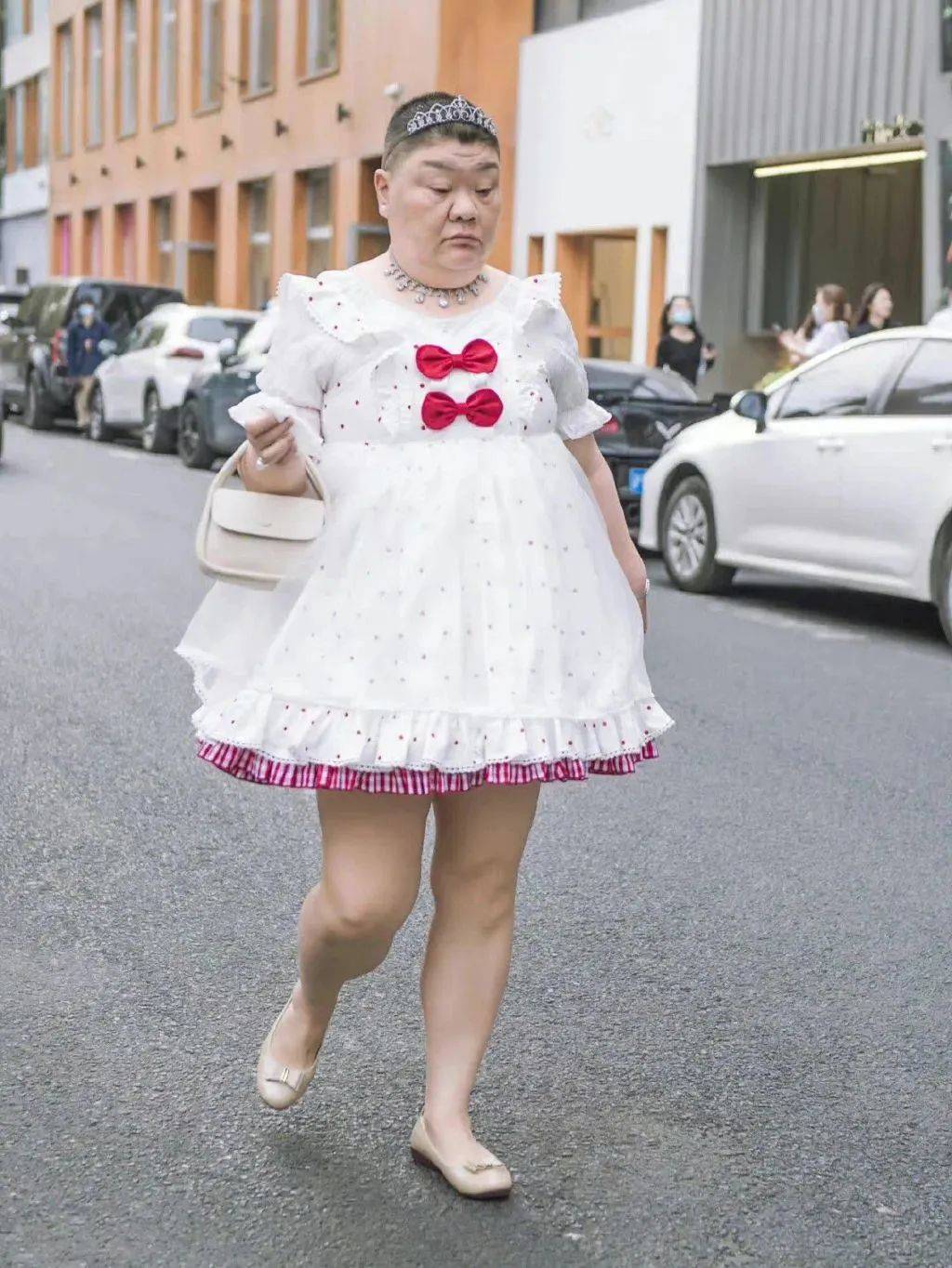 上海50岁公主走红，长相酷似林允，爱穿洛丽塔，网友直呼，没眼看  第15张