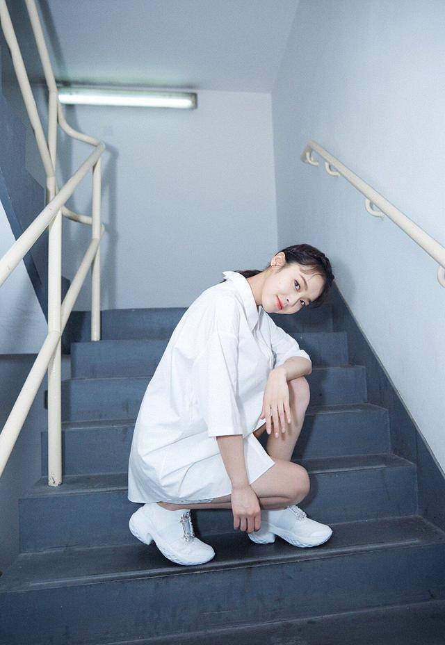 白色穿起来最是显活力,夏天必入,张佳宁的style就很清新